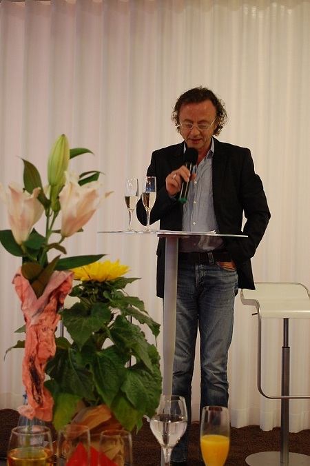 Jens Schellhass hält die Laudatio von Helmut Kopetzky
