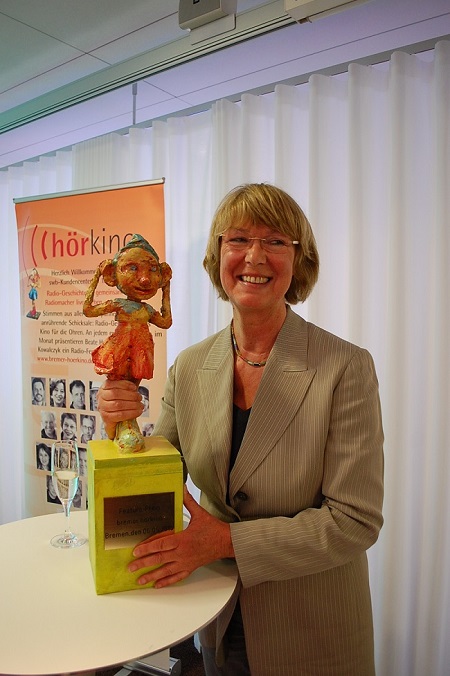 Preisträgerin Margot Overath mit der Skulptur - Rüdi hört, gestiftet von swb