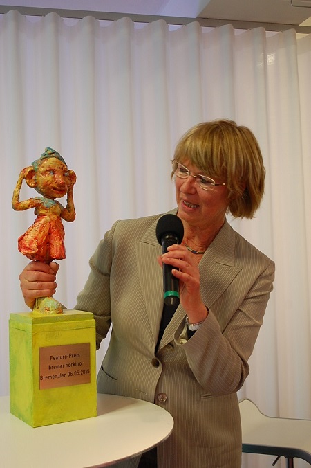 Preisträgerin Margot Overath mit der Skulptur - Rüdi hört, gestiftet von swb