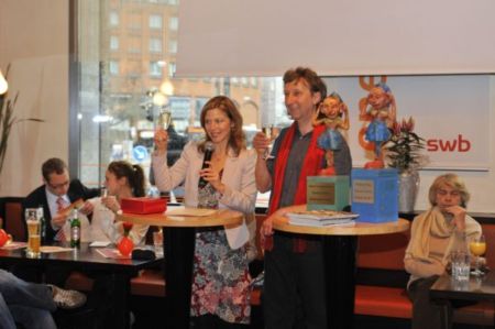 Publikum und Veranstalter stoßen auf 7 Jahre Hörkino an