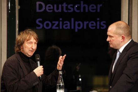 Charly Kowalczyk im Gespräch mit Moderator Jörg Thadeusz