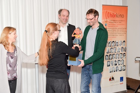 Sandra John übergibt den Rüdi an die Preisträger