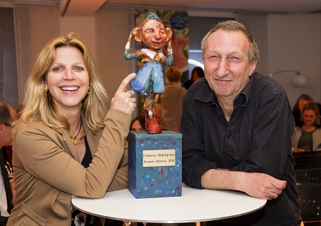 Beate Hoffmann und Charly Kowalczyk mit der Skulptur "Rüdi hört"